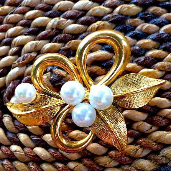 “Pearl” vintage convertible brooch/necklace